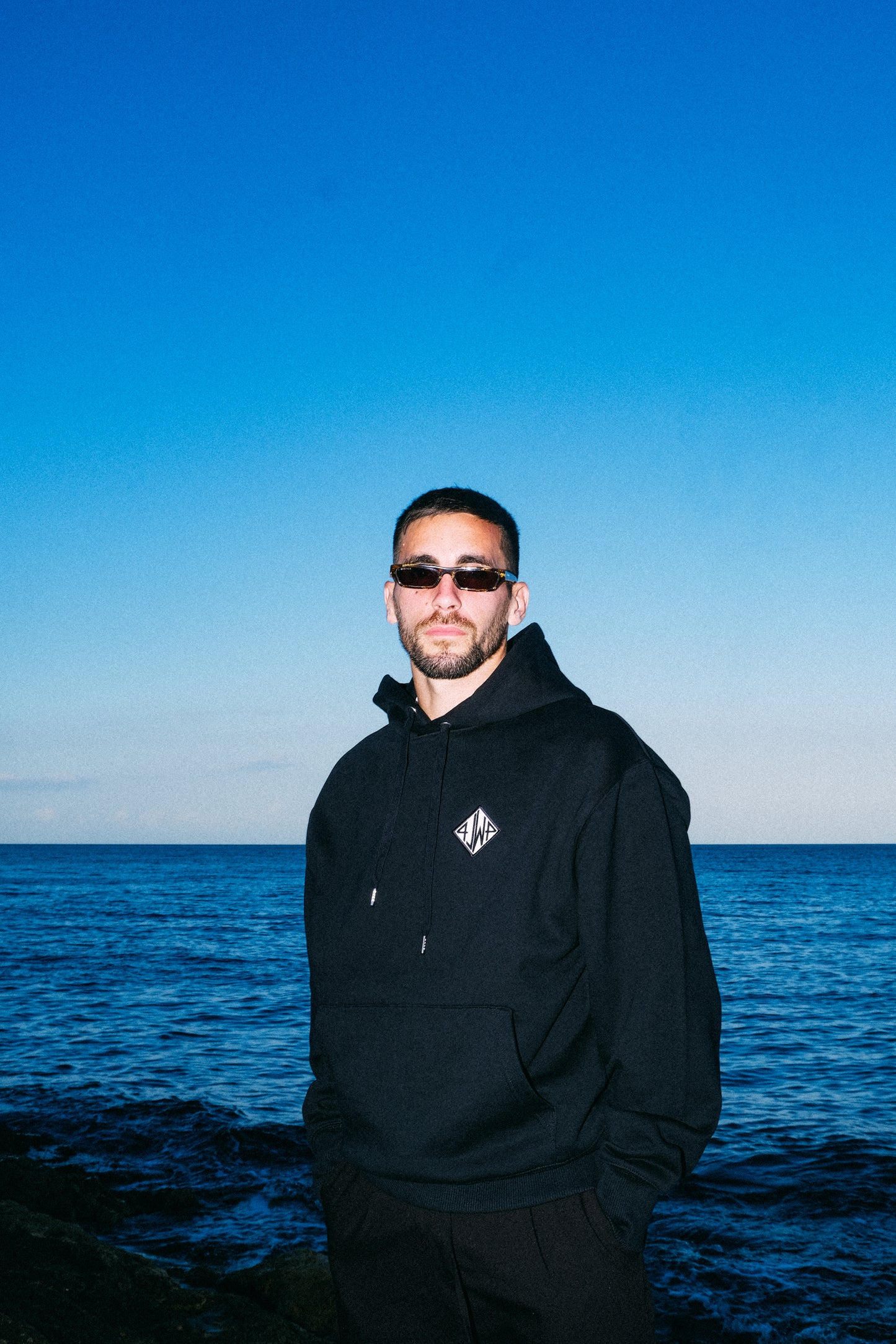 4LM4 essential deep black