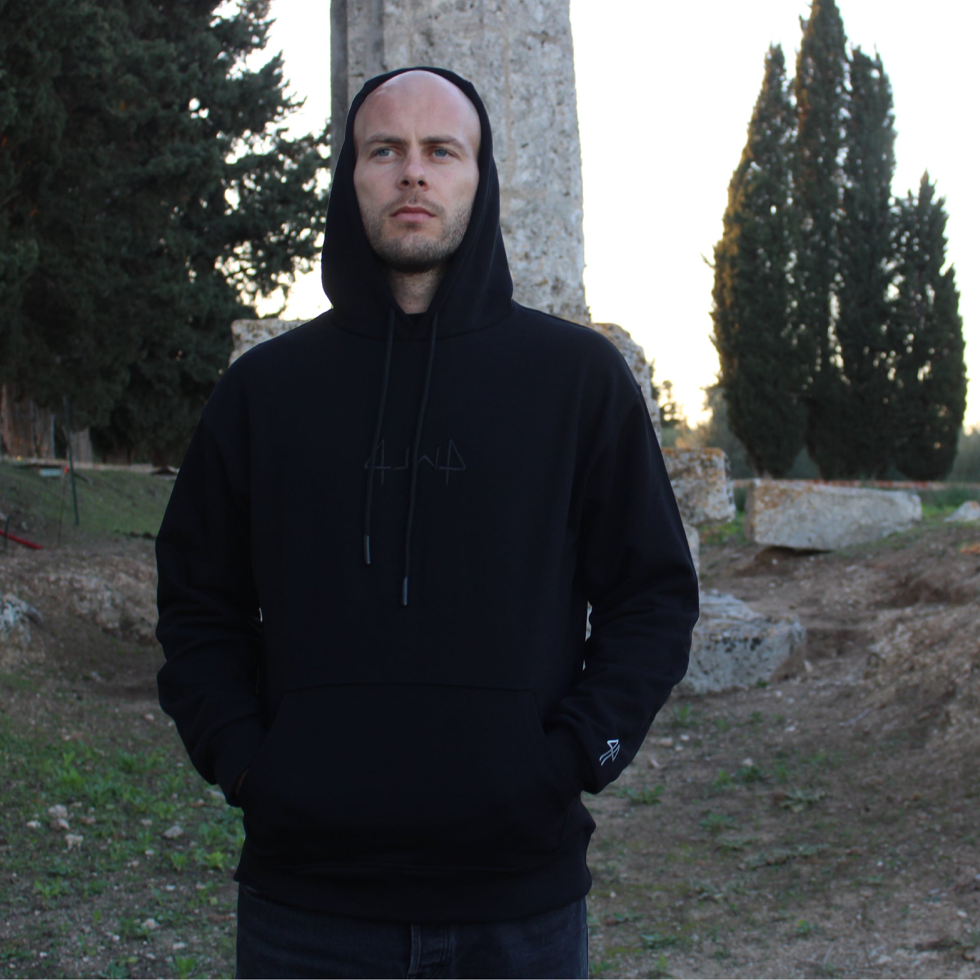 Il modello alto 1,85 indossa una taglia L