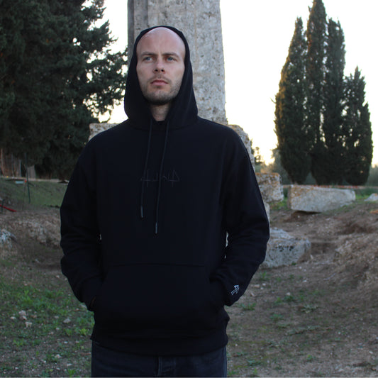 Il modello alto 1,85 indossa una taglia L