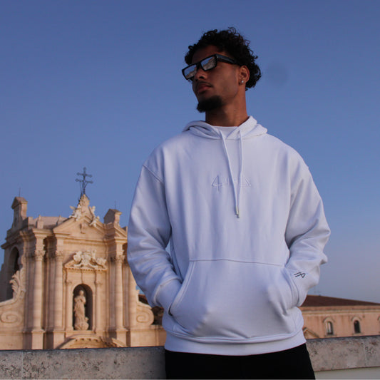 Il modello alto 1,85 indossa una taglia L