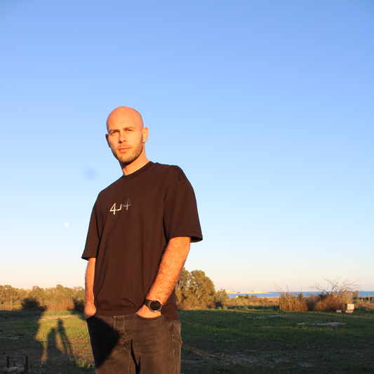 Il modello alto 1,85 indossa una taglia L